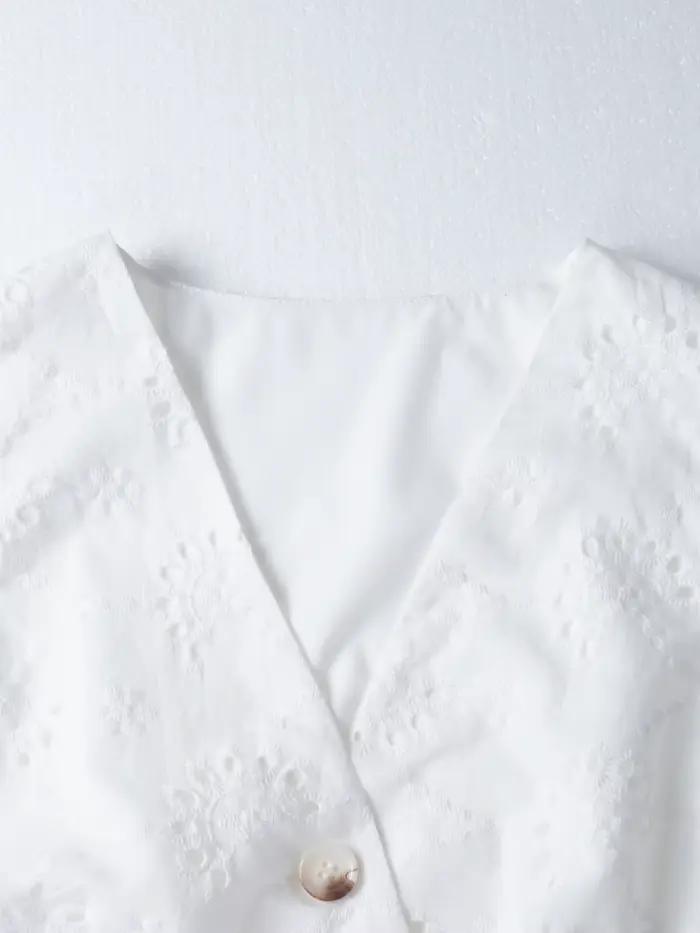Haut brodé à œillets, chemisier chic bohème sans manches pour les vacances à la plage