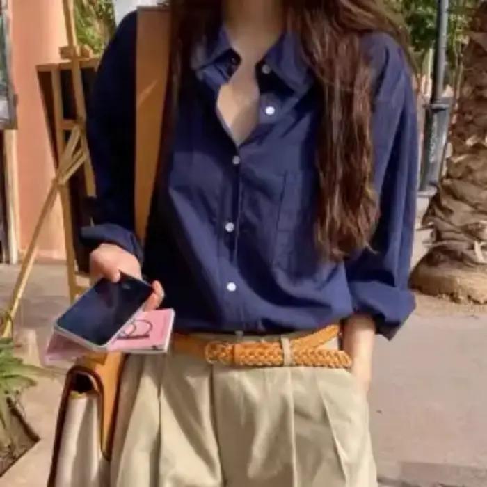 Chemise décontractée en polyester bleu marine pour femmes, coupe moderne, col rabattu, ouverture totale, idéale pour printemps et automne