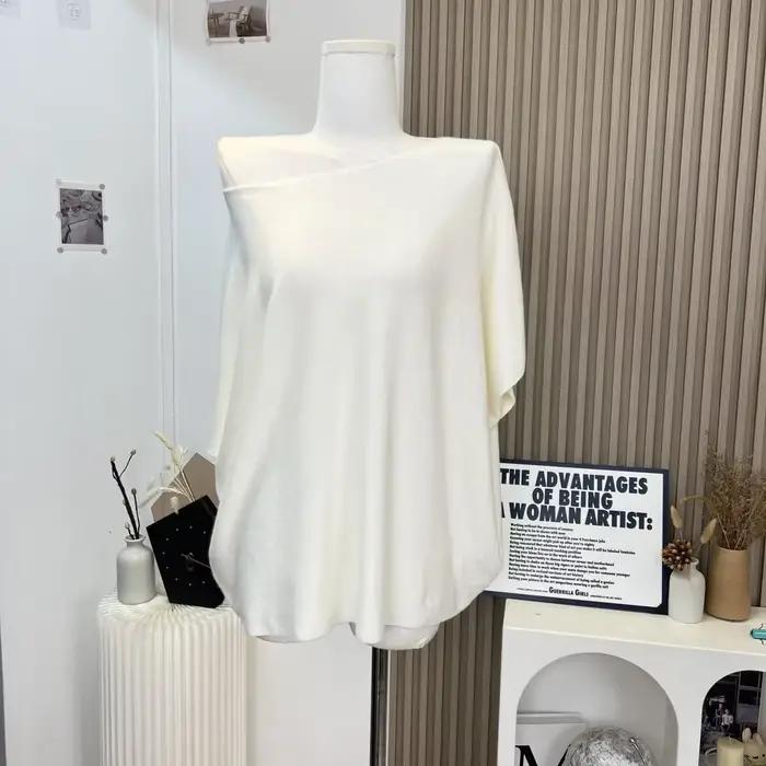 T-shirt en polyester pour femmes avec col asymétrique et appliques, confortable et élégant pour les occasions sportives et sociales