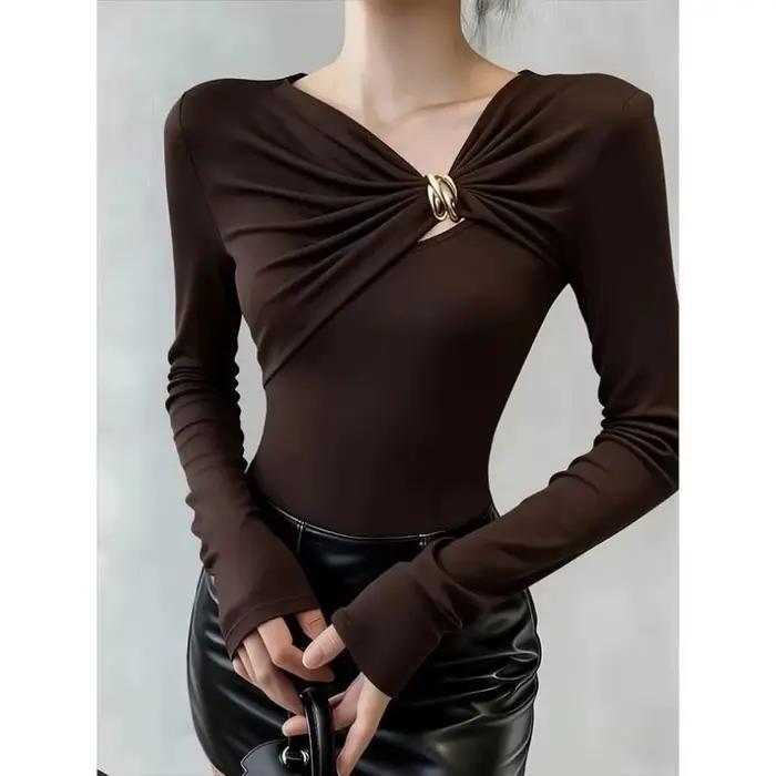 T-shirt ajusté à manches longues pour femme avec détail de bague dorée