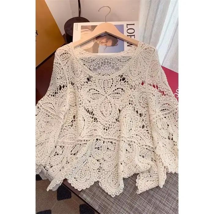 Haut court en dentelle découpée au crochet