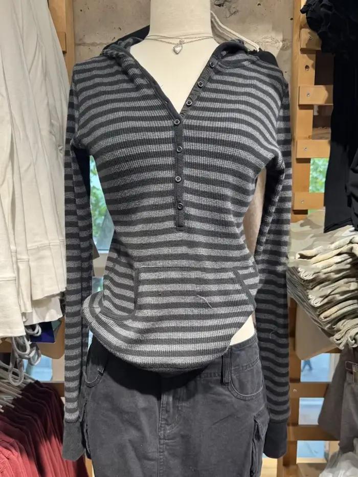 T-shirt à capuche gaufré gris pour femmes, style préppy, vintage chic, streetwear, manches longues, doux et extensible, pour sorties et occasions spéciales