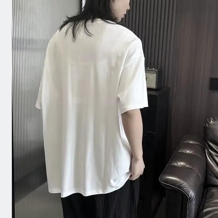 T-shirt à manches courtes fendu avec ruban irrégulier pour femmes