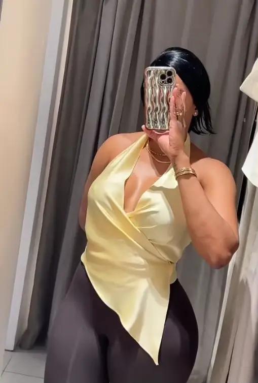 Haut court jaune en satin à col en V profond et dos nu pour femme