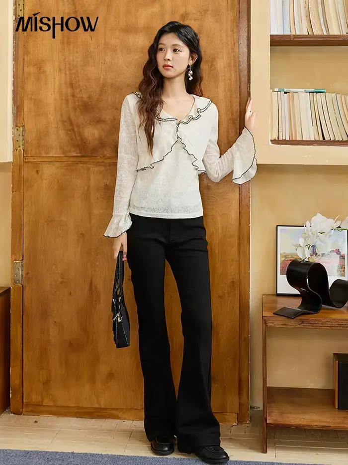MISHOW chemisier en dentelle pour femmes automne 2025 col en v bord à volants contraste broderie haut ample manches évasées Blouses MXE45X2483