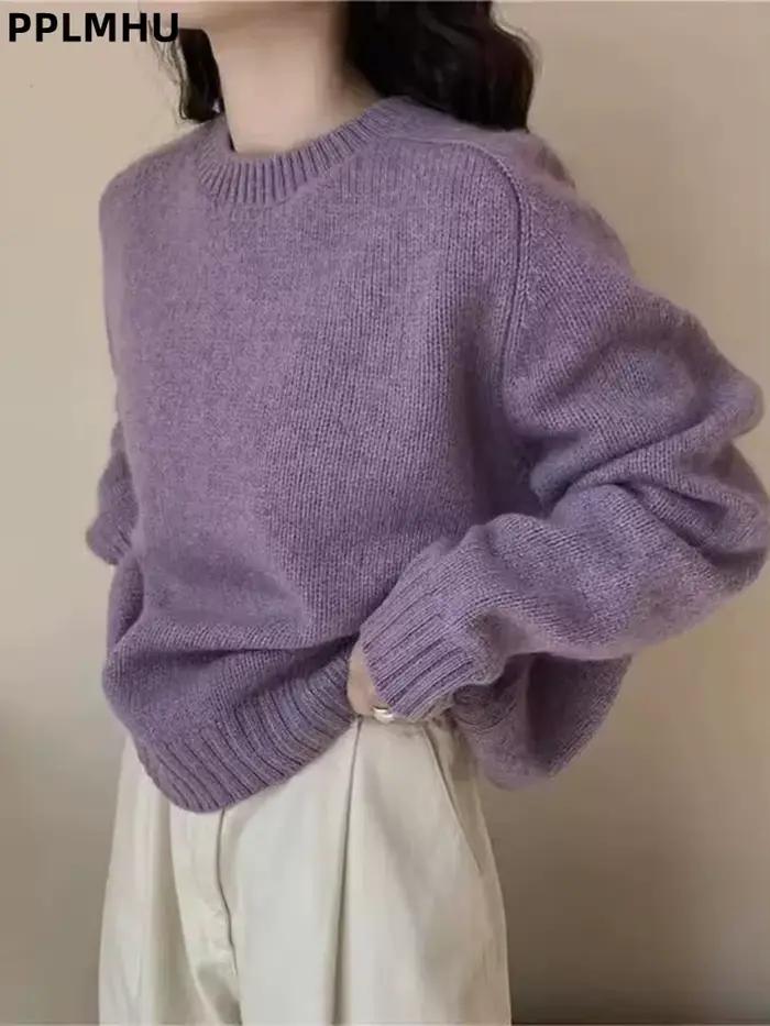 Pull tricoté violet à manches longues et col rond