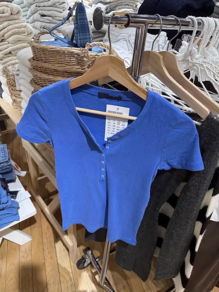 T-shirts bleu électrique à six boutons pour femmes