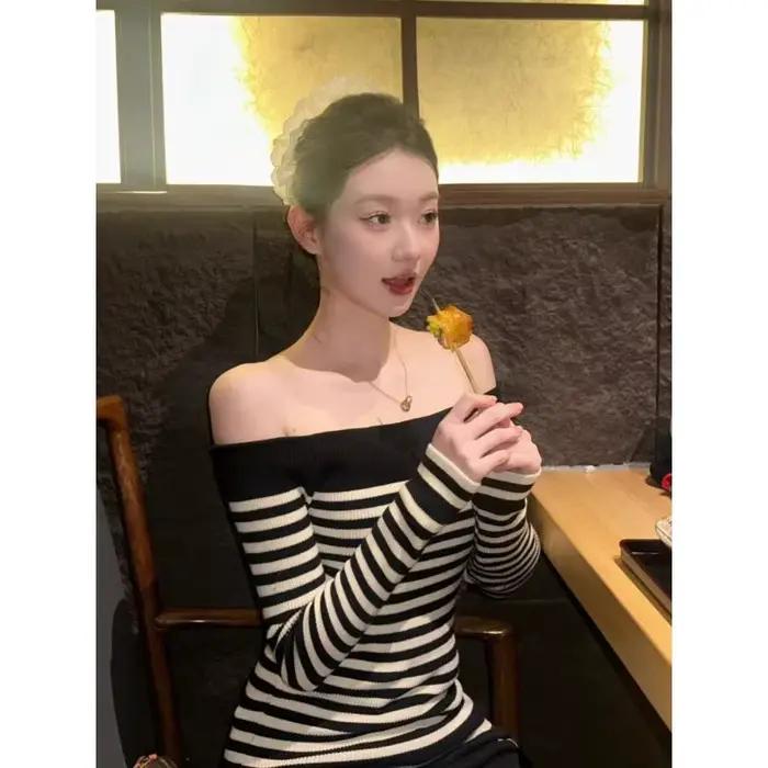 Pull à une épaule rayé de couleur contrastée pour femmes en automne hiver tempérament mince haut pur