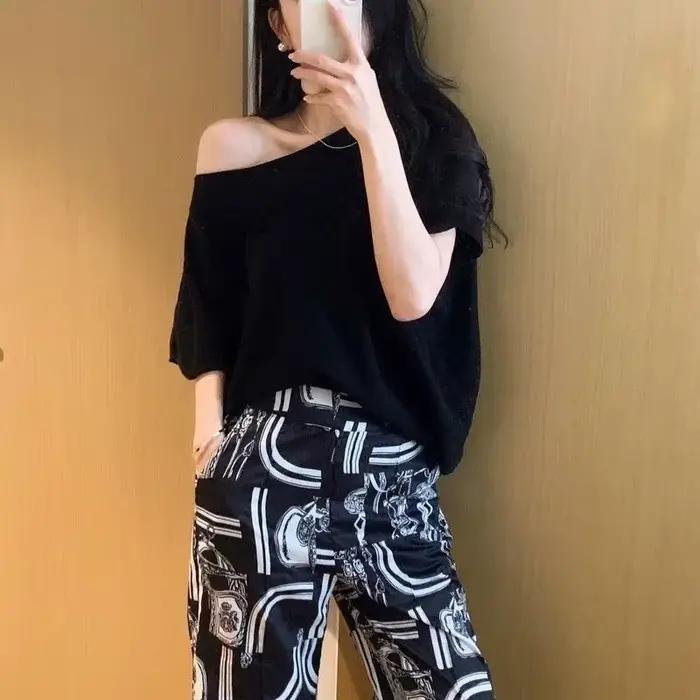 T-shirt en polyester pour femmes avec col asymétrique et appliques, confortable et élégant pour les occasions sportives et sociales
