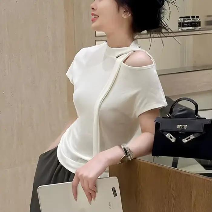 T-shirt blanc à manches courtes pour femmes épaules dénudées haut polyvalent décontracté nouveau design été 2025
