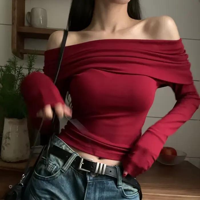 T-shirt noir à manches longues et épaules dénudées pour femme