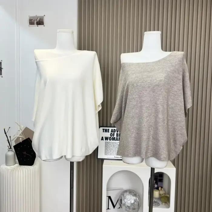 T-shirt en polyester pour femmes avec col asymétrique et appliques, confortable et élégant pour les occasions sportives et sociales