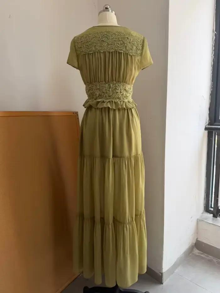 Ensemble coordonné pour femmes vert élégant avec chemisier en résille transparent et jupe mi-longue pour occasions estivales et spéciales