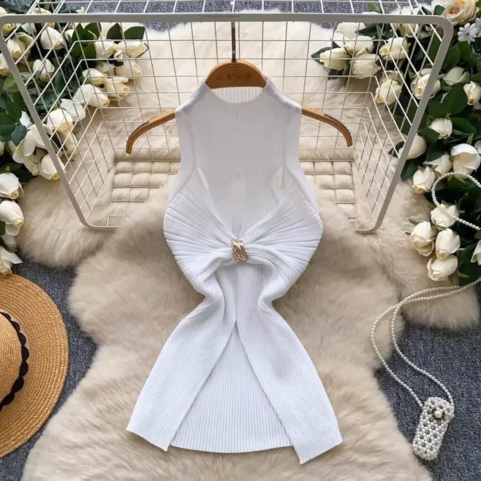 2025 nouveau noir blanc couleur bloc haut en tricot femmes découpé torsion avant métal décor mince h