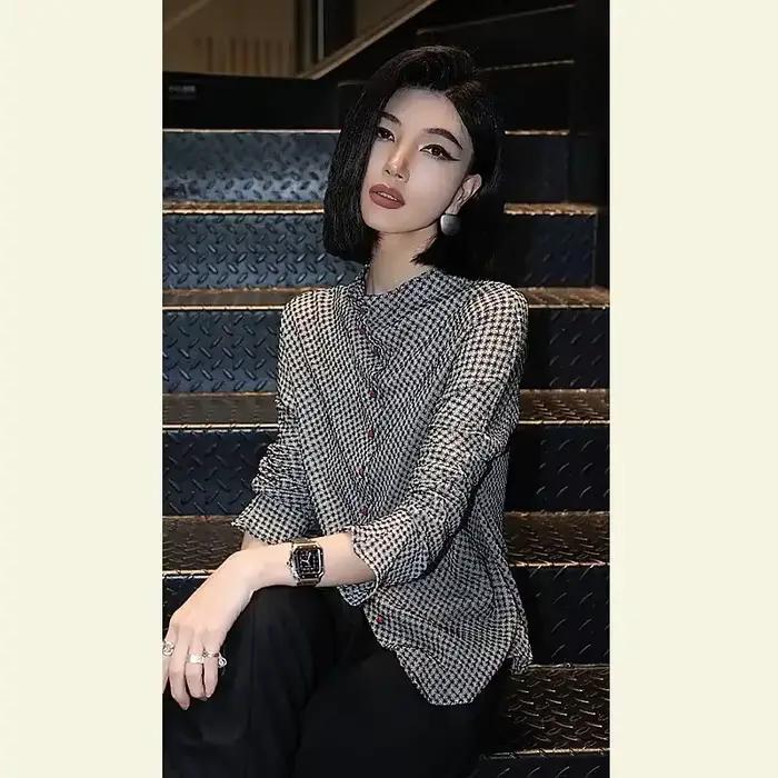Chemise à carreaux pour femmes avec col mandarin et boutons rouges