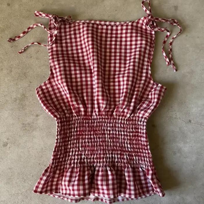 Haut camisole à carreaux rouges et blancs pour femme avec bretelles à nouer, taille smockée et ourle