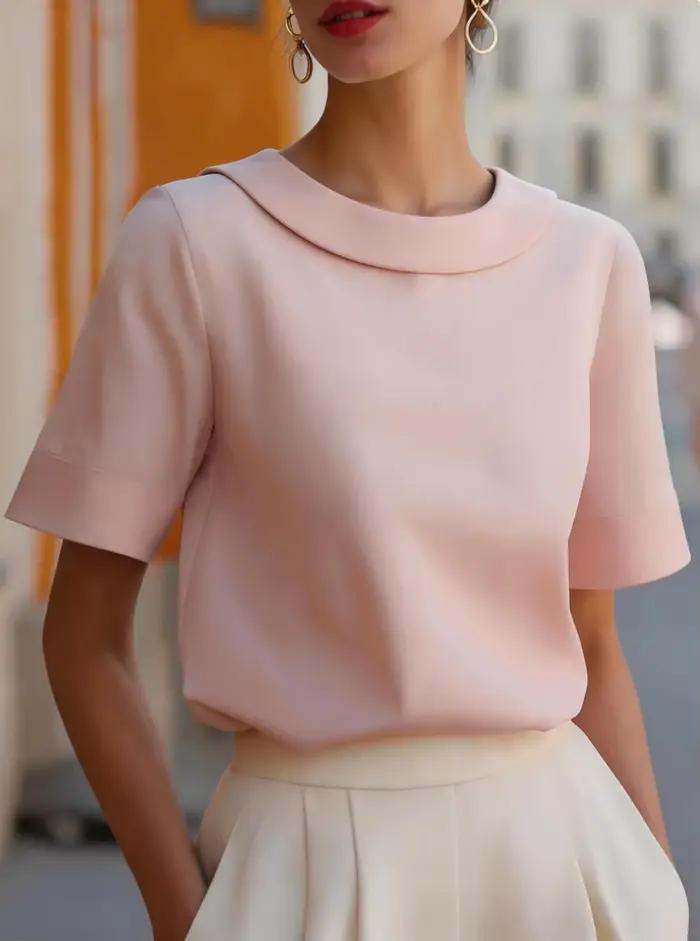 Chemise élégante à manches courtes avec col arrondi et coupe structurée pour femmes, idéale pour le