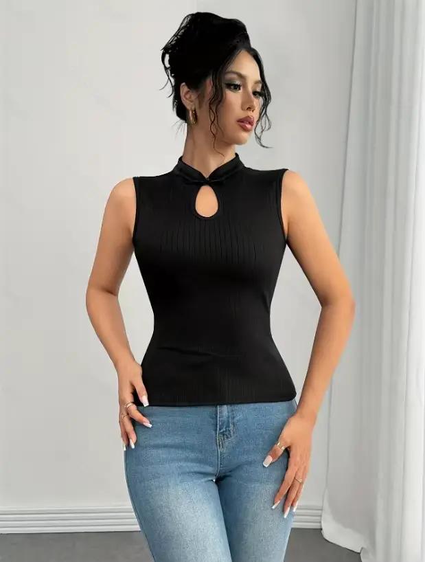 Haut d'été à col tendance et élégant avec un design soigné