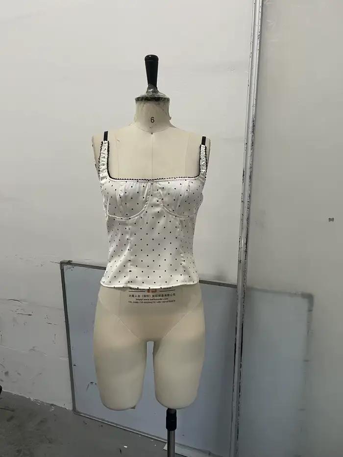 Ensemble sexy en dentelle avec haut cape à col montant et short, chemisier sans manches à découpes e
