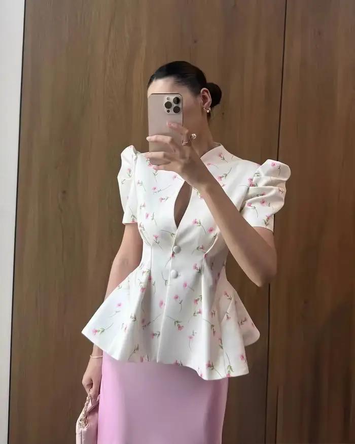 Haut peplum floral blanc pour femme, col montant, manches bouffantes en V, taille ajustée, boutonné,