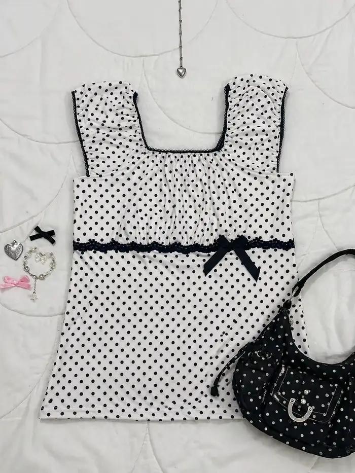 Débardeur blanc à pois à col carré pour femme avec bordure en dentelle marine et manches à volants