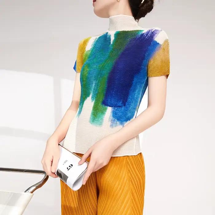 Source de vêtements pour femmes en gros : T-shirt plissé à col montant, motif graffiti dégradé, coup