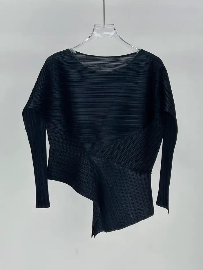 Ensemble deux pièces chic et tendance : haut asymétrique plissé rouge bordeaux à manches 3/4 et jupe