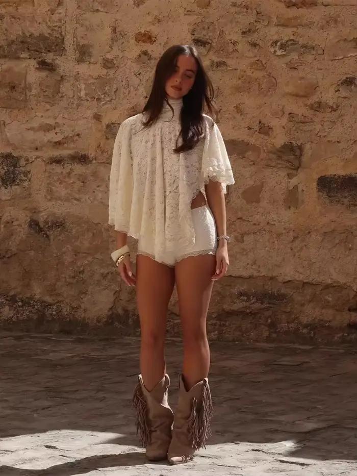 Ensemble sexy en dentelle avec haut cape à col montant et short, chemisiers sans manches à découpes
