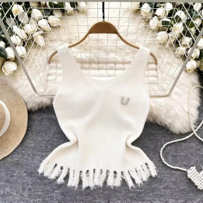 Débardeur court blanc à strass avec logo U et ourlet à franges pour femme, sans manches, col en V, e