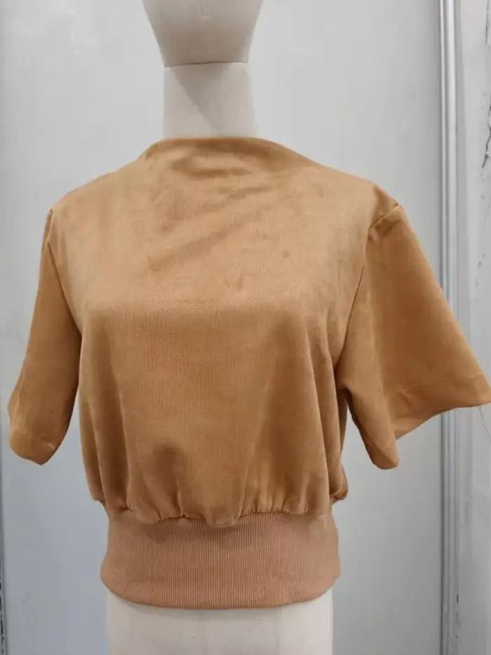 Haut court en suède à col semi-montant pour femme