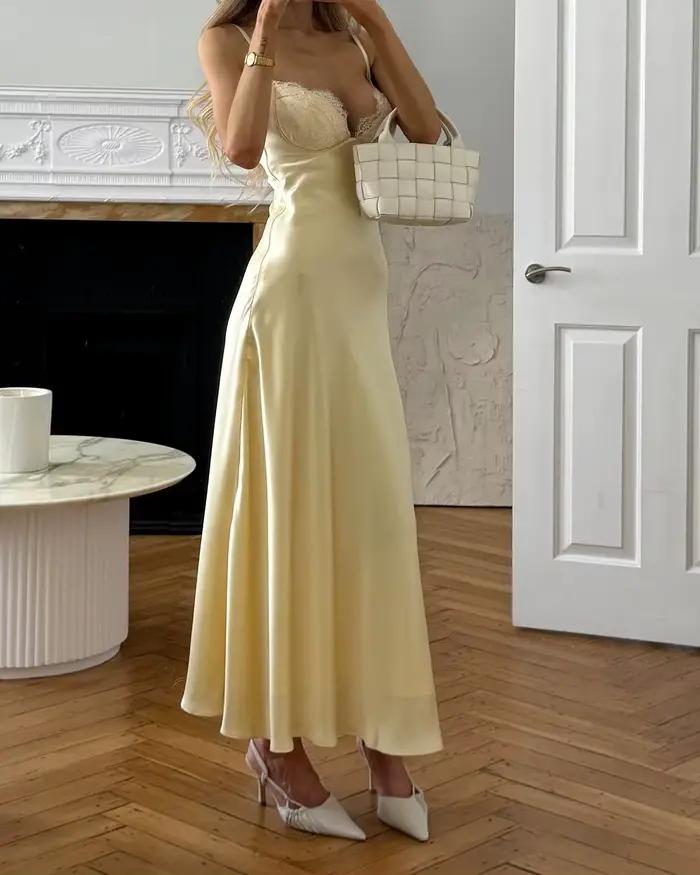 Robe Midi Femme en Satin Jaune Beurre avec Dentelle et Patchwork, Col en V, Dos Nu, Bretelles, Nouvelle Collection 2026 pour Soirées et Dîners Occasions Spéciales