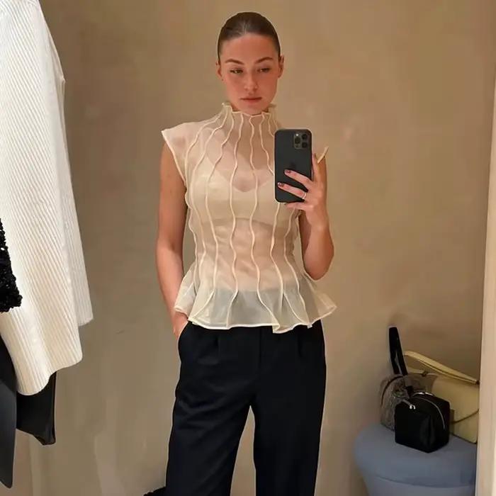 Chemisier plissé beige en satin sans manches pour femme