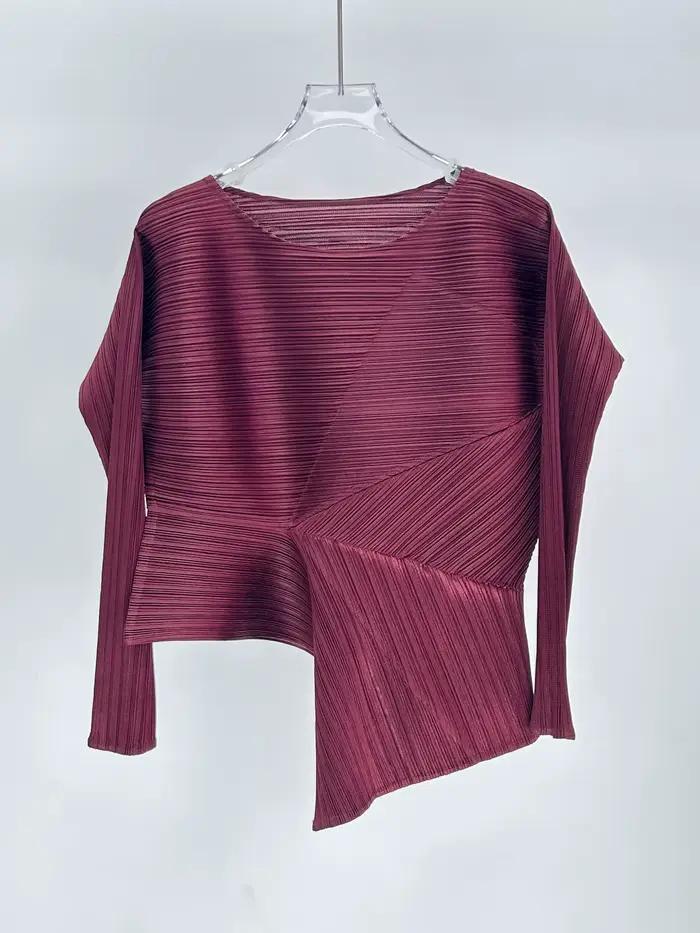 Ensemble deux pièces chic et tendance : haut asymétrique plissé rouge bordeaux à manches 3/4 et jupe longue plissée irrégulière texturée – Style minimaliste pour le quotidien