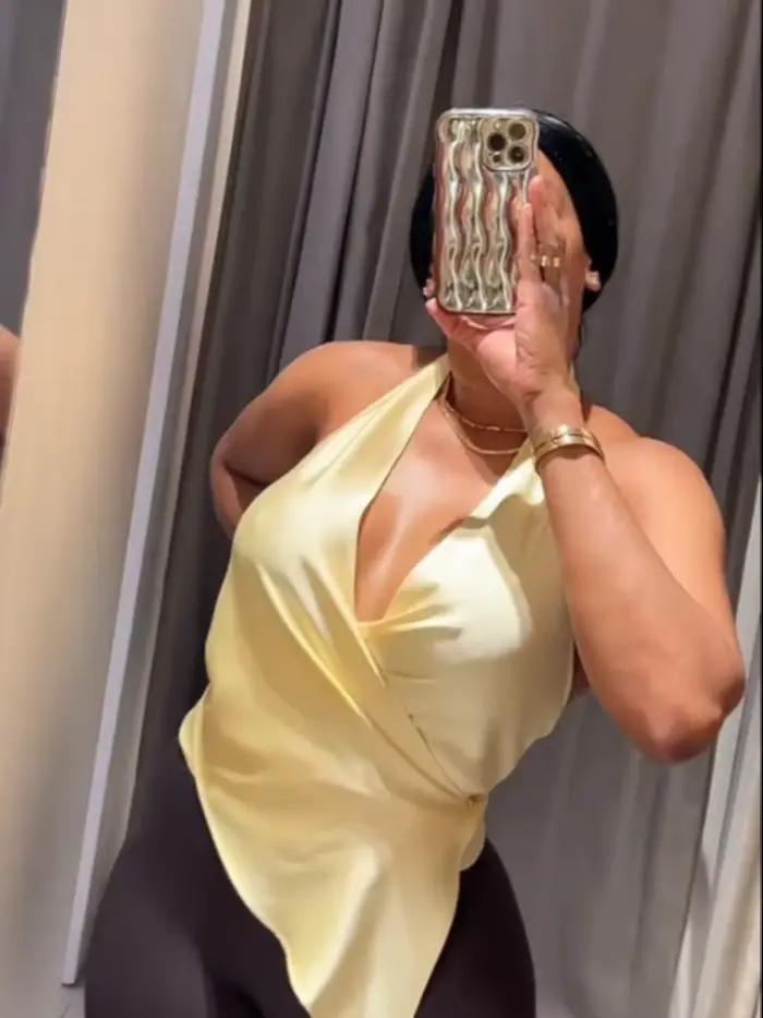 Haut court jaune en satin à col en V profond et dos nu pour femme