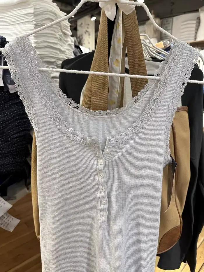 Haut de lit en dentelle pour femme garniture solide bouton de printemps col en U camisole mince en fibre coton précieux style Y2K vintage occassions spéciales polyvalent