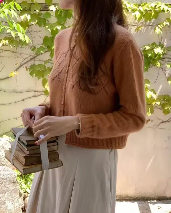 Pull en maille de haute qualité à manches longues avec un style ajouré tendance et une touche de raffinement.