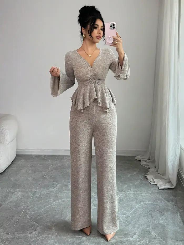 Nouvel ensemble haut tricoté à manches longues couleur pêche rose avec ourlet à volants et bas assorti pour les sorties