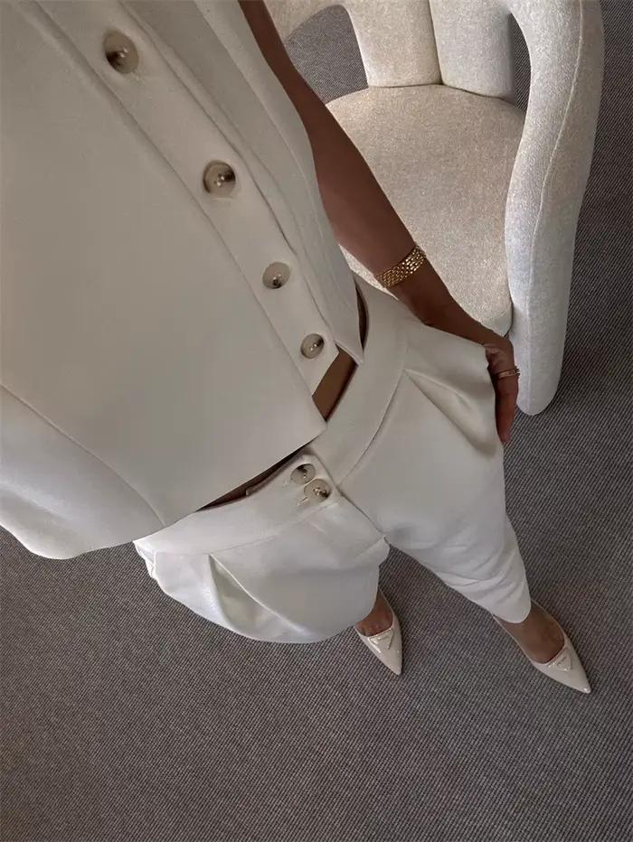 Ensemble deux pièces chic pour femmes de bureau : haut court sans manches à simple boutonnage et pantalon capri crayon