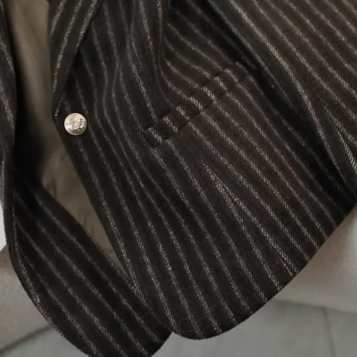 Blazer formel en laine à rayures marron pour femmes, veste d'affaires avec col cranté, fermeture bouton unique, matière laine naturelle, collection automne-hiver 2025, pour usage professionnel et occasions spéciales
