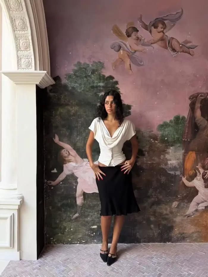 T-shirt noir à col rond et taille cintrée avec haut asymétrique