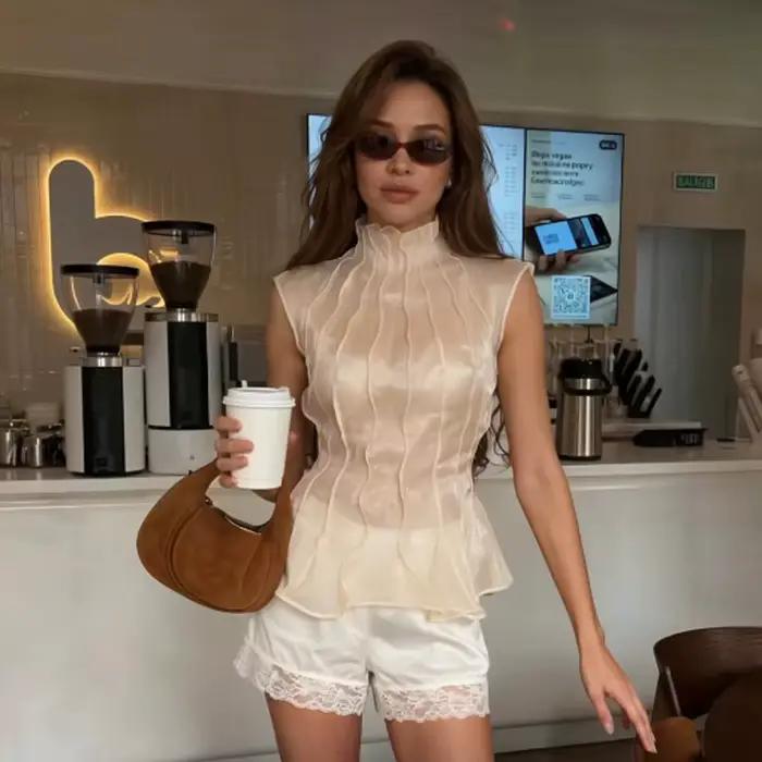 Chemisier plissé beige en satin sans manches pour femme