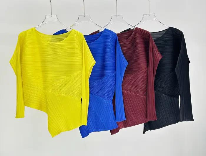 Ensemble deux pièces chic et tendance : haut asymétrique plissé rouge bordeaux à manches 3/4 et jupe longue plissée irrégulière texturée – Style minimaliste pour le quotidien
