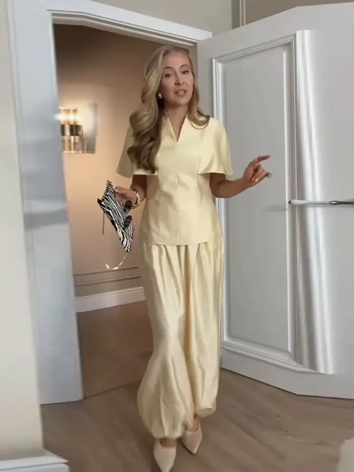 Ensemble pantalon élégant pour femme : Haut ajusté à col en V et manches courtes