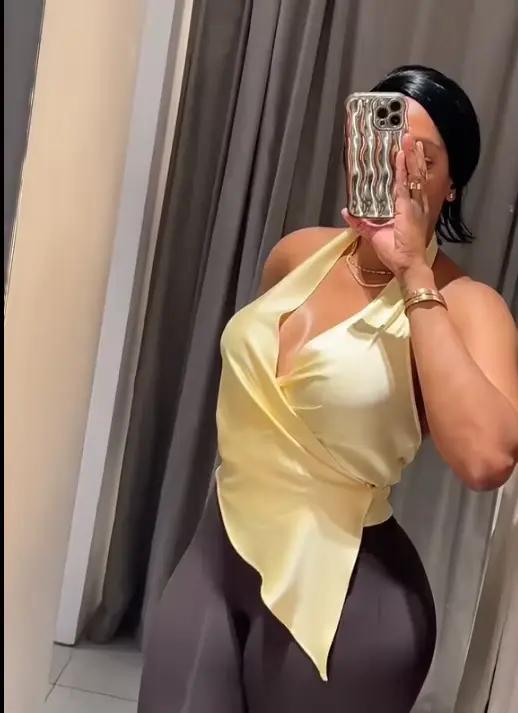 Haut court jaune en satin à col en V profond et dos nu pour femme