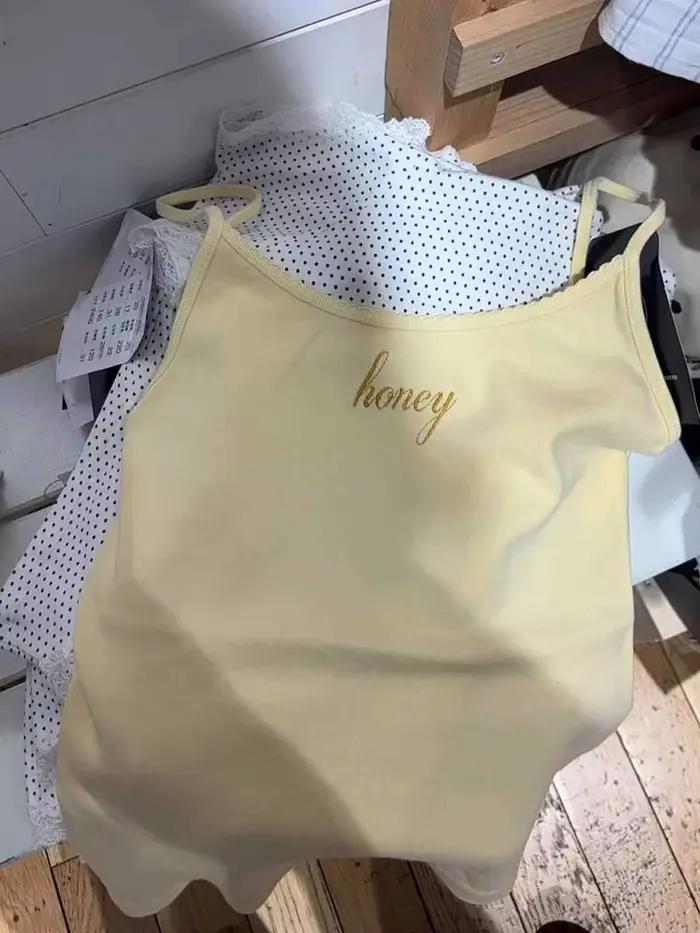 Haut court brodé en lettres jaunes garni de dentelle pour femmes style preppy débardeurs années 2000 doux et mignon
