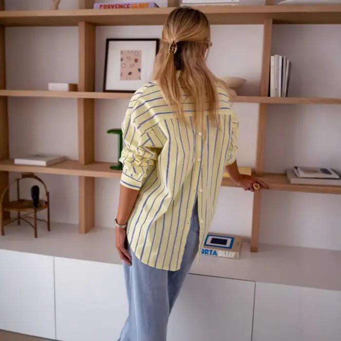 Chemise boutonnée oversize rayée jaune et bleue