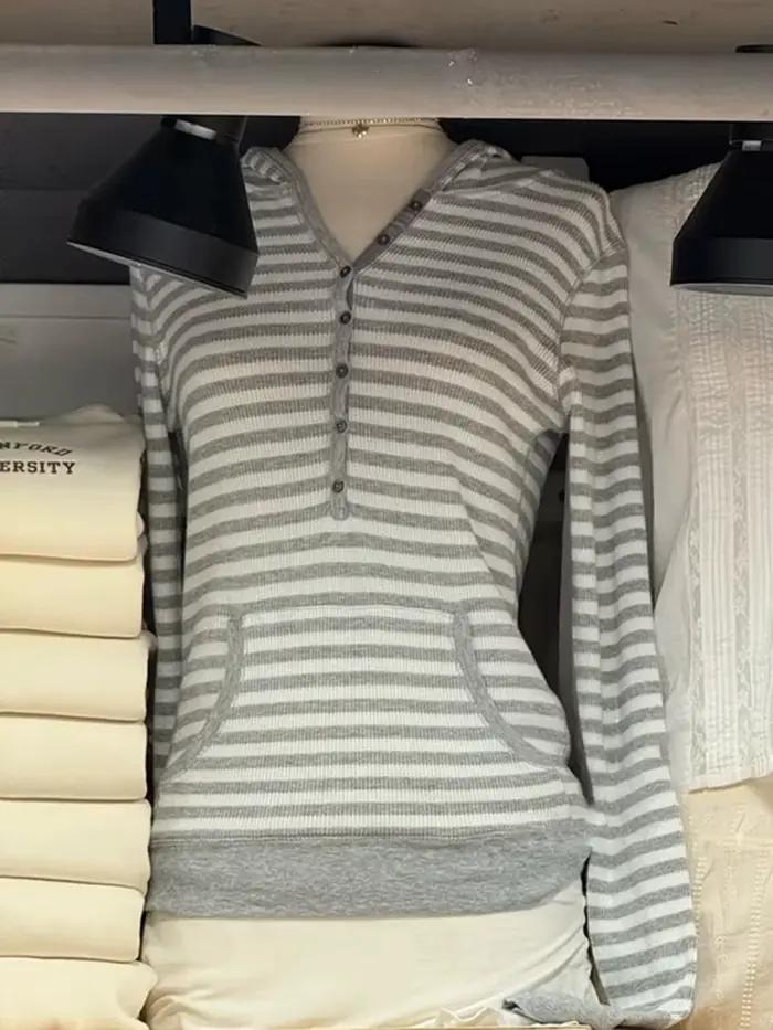 T-shirt à capuche gaufré gris pour femmes, style préppy, vintage chic, streetwear, manches longues, doux et extensible, pour sorties et occasions spéciales