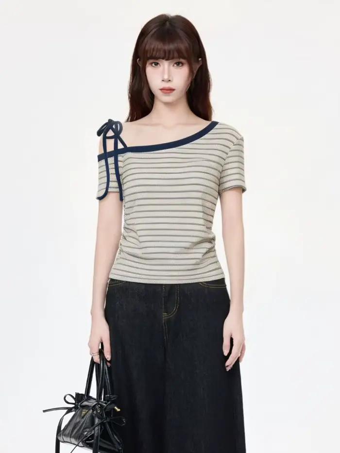 T-shirt femme bleu marine rayé à col diagonal et épaules dénudées