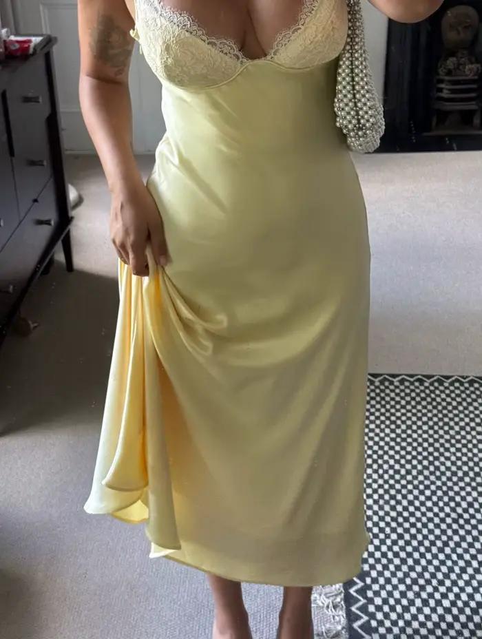 Robe Midi Femme en Satin Jaune Beurre avec Dentelle et Patchwork, Col en V, Dos Nu, Bretelles, Nouvelle Collection 2026 pour Soirées et Dîners Occasions Spéciales