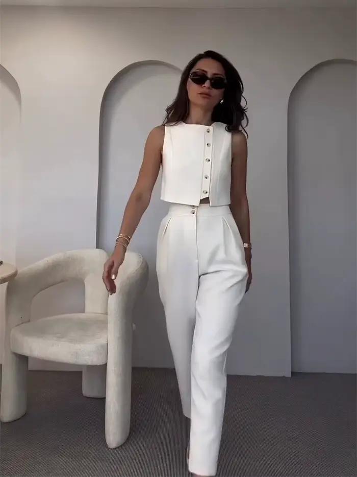 Ensemble deux pièces chic pour femmes de bureau : haut court sans manches à simple boutonnage et pantalon capri crayon